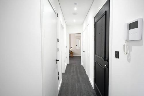 2nd Floor, Brand New 2 Bed 2 Bath, With Balcony, Sleeps up to 6, Central London