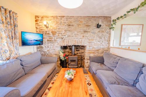 Stylish Cottage with Hot Tub & Countryside Views