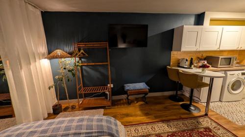 Cottage Studio with Private Garden Patio