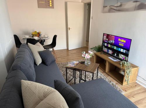 Simon Suite I Stylish Barry Town Apartment I Near Barry Island, Shops & Gavin & Stacey Pub I Fast Wi-Fi & Easy Cardiff Access I Parking