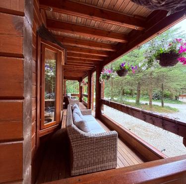 Lakeside Log Cabin 4 Bedrooms Dog-Friendly Escape