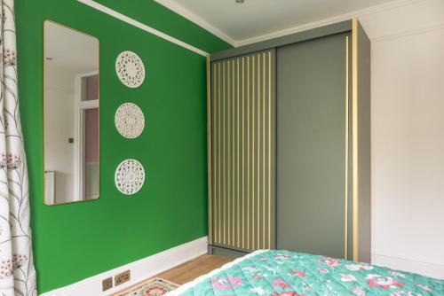 Luxurious W Hampstead room with Own bath Well connected minutes To Wembley KingsX Central Direct to Luton airport