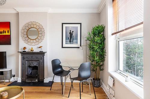 Modern Top-Floor Victorian Charm in Kensington