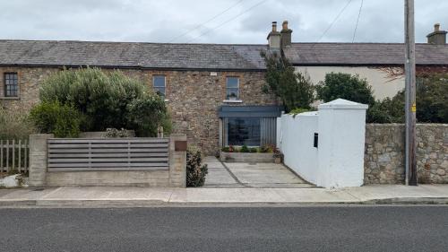 Sophisticated Seafront 3BD Suntrap Landscaped Yard