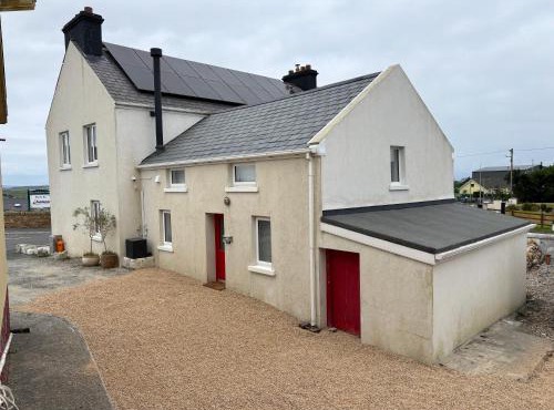Beautiful Lakeside Cottage in Donegal Gaeltacht