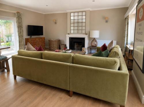 Spacious Country Cottage Sleeps 7, Air Con, Fire Pit & Dog Friendly close to Bath
