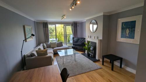 Large Newly updated 3BD Duplex 20Min to Airport