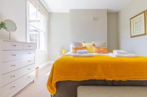 Luxuriously Designed 3 Bedroom Apartment in Clapham
