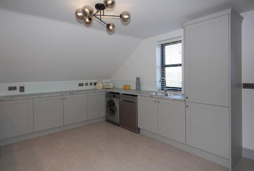Luxury 2-Bed Retreat with Private Bar & Hot Tub