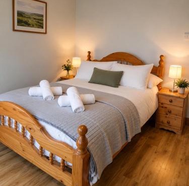 Lakeside Retreat Sleeps 8 & 15 mins from Westport