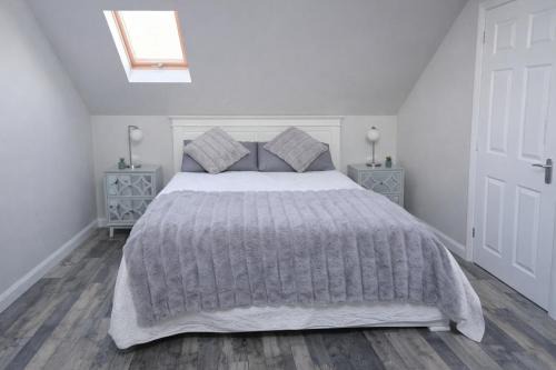 Lisburn - 1 Bedroom - sleeps 2 - Street parking