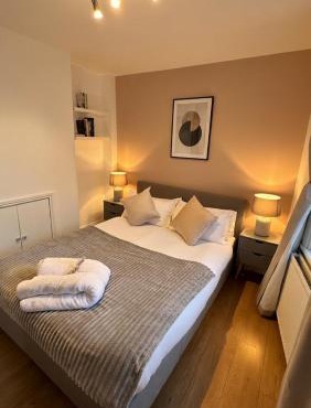 NEW! 2 bedroom Flat, Free Parking, PS5 and Netflix, ideal for professionals, relocators and families 1 minute to the centre and station