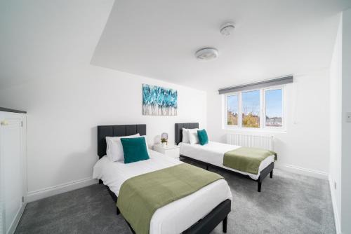 Comfortable 2-Bed Home with Spacious Layout, Walk Tube and Local Shops