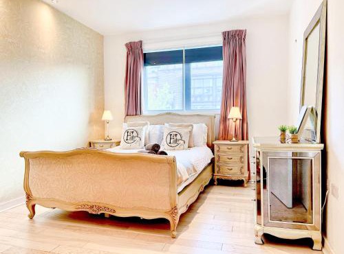 Promo Rate - NEW 3 Bedroom Penthouse with Balcony near near Kings Cross, St Pancras International, Angel, Islington by Staylio London