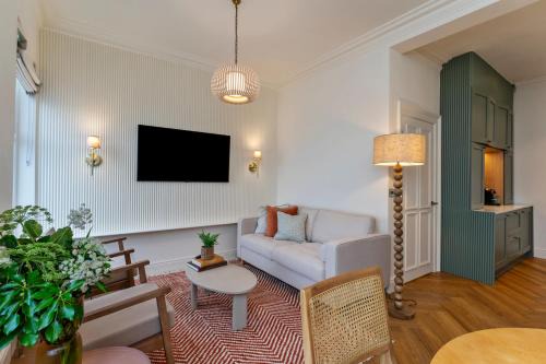 2-Bed - Sleeps 6 - Seafront View with Free Parking